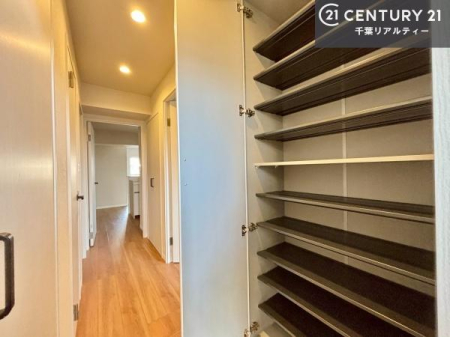 ���� �V���[�Y�{�b�N�X�t���B���ւ��Еt�����|�������₷���ł��I
�X�b�L���������ւŌ˂��J�����u�ԁA�������̂���S�n������Ԃ��o�}���Ă���܂��B