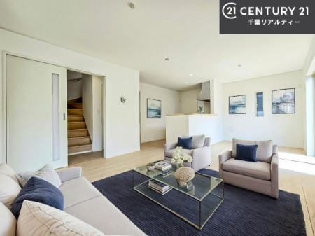 ���r���O �Ƌ��CG�p�[�X�ł��B�S�n�ǂ����r���O�͉Ƒ������R�ƏW�܂�܂��B�Ƒ��c�R�̎��Ԃ����������ł��B���Ƒ��ƁA����w�[���������Ԃ��߂��������ł��ˁB