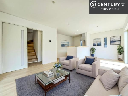 ���r���O �Ƌ��CG�p�[�X�ł��B��؂ȉƑ����W�܂邩�炱��LDK�ɂ͂�����肽���B
�q�����������C�ɏ΂��Ȃ��瑖�����Ă���p�����������u�L���Ƃɂ��ėǂ������v�Ǝv���u�Ԃł��B