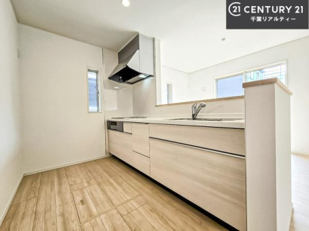 �L�b�`�� ��l�C�̑Ζʎ��V�X�e���L�b�`�����̗p���Ă��܂��I���Ƒ��̃R�~���j�P�[�V���������R�Ƒ�����݌v�ł��B
���q�l�ɂ��ڂ��͂��̂Ŋ������ł��ˁI�L�X�g���ĉ��K�ō�Ƃ��i�݂܂��B