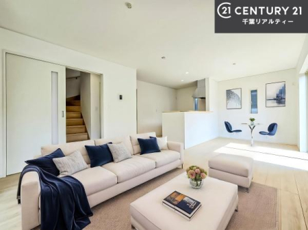 ���r���O �Ƌ��CG�p�[�X�ł��B�J�����̂���L�XLDK�I�\�t�@�[��_�C�j���O�e�[�u����u���Ă������ɂȂ�Ȃ��̂ŉ��K�ɉ߂����܂��I�R�~���j�P�[�V���������₷�����r���O�ł��I