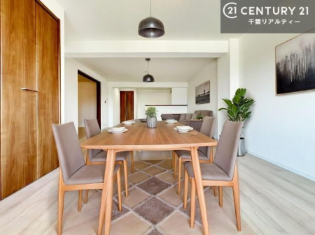 ���r���O �Ƌ��CG�p�[�X�ł��B�J�����̂���L�XLDK�I�\�t�@�[��_�C�j���O�e�[�u����u���Ă������ɂȂ�Ȃ��̂ŉ��K�ɉ߂����܂��I�R�~���j�P�[�V���������₷�����r���O�ł��I