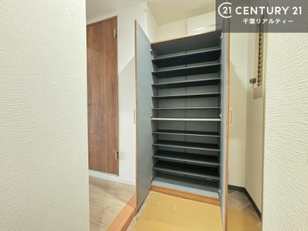 ���� �V���[�Y�{�b�N�X�t���B���ւ��Еt�����|�������₷���ł��I
�X�b�L���������ւŌ˂��J�����u�ԁA�������̂���S�n������Ԃ��o�}���Ă���܂��B