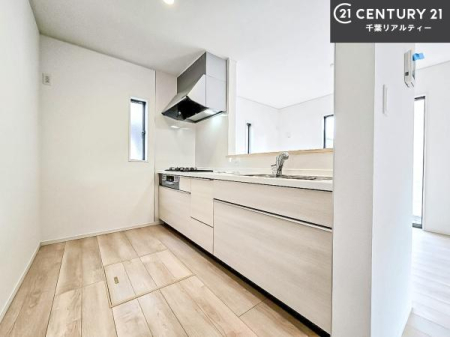 �L�b�`�� ��l�C�̑Ζʎ��V�X�e���L�b�`�����̗p���Ă��܂��I���Ƒ��̃R�~���j�P�[�V���������R�Ƒ�����݌v�ł��B
���q�l�ɂ��ڂ��͂��̂Ŋ������ł��ˁI�L�X�g���ĉ��K�ɍ�Ƃ��i�݂܂��B