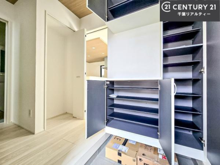 ���� �V���[�Y�{�b�N�X�t���Ȃ̂ŁA���ւ��Еt�����|�������₷���ł��I
�X�b�L���������ւŌ˂��J�����u�ԁA�������̂���S�n������Ԃ��o�}���Ă���܂��B