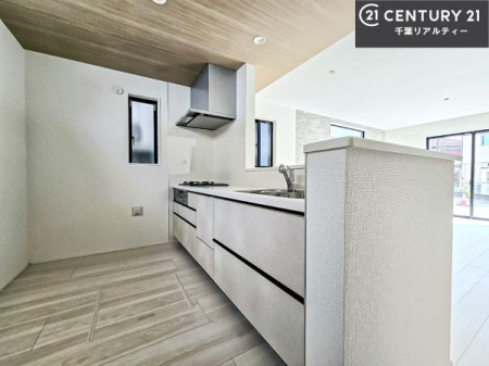 �L�b�`�� ��l�C�̑Ζʎ��V�X�e���L�b�`�����̗p���Ă��܂��I���Ƒ��̃R�~���j�P�[�V���������R�Ƒ�����݌v�ł��B
���q�l�ɂ��ڂ��͂��̂Ŋ������ł��ˁI�L�X�g���ĉ��K�ō�Ƃ��i�݂܂��B