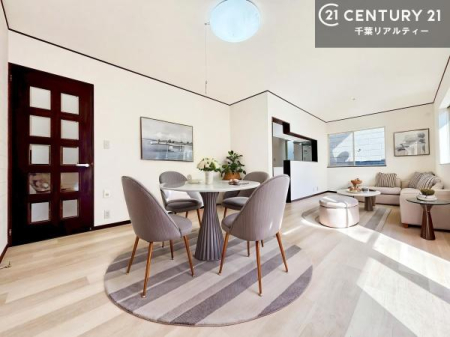 ���r���O �Ƌ��CG�p�[�X�ł��B�J�����̂���L�XLDK�I�\�t�@�[��_�C�j���O�e�[�u����u���Ă������ɂȂ�Ȃ��̂ŉ��K�ɉ߂����܂��I�R�~���j�P�[�V���������₷�����r���O�ł��I