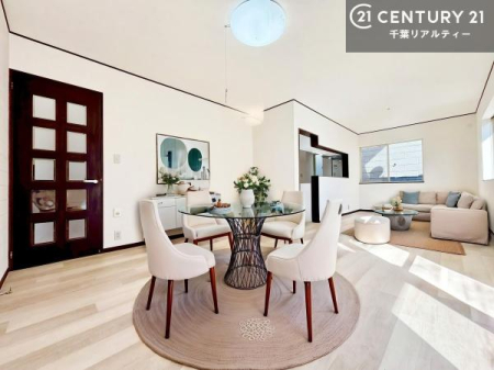 ���r���O �Ƌ��CG�p�[�X�ł��B�J�����̂���L�XLDK�I�\�t�@�[��_�C�j���O�e�[�u����u���Ă������ɂȂ�Ȃ��̂ŉ��K�ɉ߂����܂��I�R�~���j�P�[�V���������₷�����r���O�ł��I