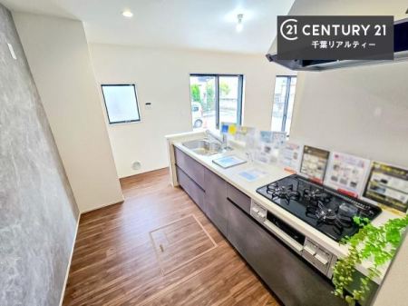 �L�b�`�� ��l�C�̑Ζʎ��V�X�e���L�b�`�����̗p���Ă��܂��I���Ƒ��̃R�~���j�P�[�V���������R�Ƒ�����݌v�ł��B
���q�l�ɂ��ڂ��͂��̂Ŋ������ł��ˁI�L�X�g���ĉ��K�ō�Ƃ��i�݂܂��B