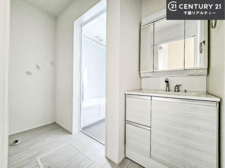 ���ʑ�E���ʏ� �O�ʋ��d�l�̐��ʏ��́A�g�����Ȃ݂����₷������I���͎��[�ɂȂ��Ă��܂��B�h���C���[�₨���ϓ����Еt������̂Ő��ʑ������X�b�L���ƌ����邱�Ƃ��o���܂��I