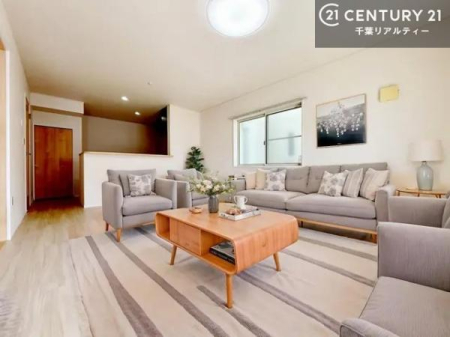 ���r���O �Ƌ��CG�p�[�X�ł��B��؂ȉƑ����W�܂邩�炱��LDK�ɂ͂�����肽���B
�q�����������C�ɏ΂��Ȃ��瑖�����Ă���p�����������u�L���Ƃɂ��ėǂ������v�Ǝv���u�Ԃł��B