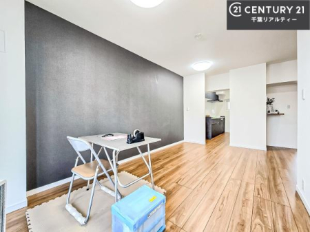 ���r���O ��ʂɃA�N�Z���g�N���X���{�����A�f�U�C�����̍������r���O�B
��ԂɃ����n�������܂�A���������̂��镵�͋C�����o���܂��B