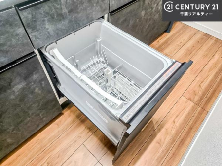 �L�b�`�� �H��@�t���̃L�b�`���ł��I�Z���������r��h�~�Ƃ��đ�ϊ��􂷂�֗��Ȏd�l�ł��I�r���g�C���Ȃ̂ŃL�b�`���̏ꏊ����炸�����X�y�[�X���L���g�����Ƃ��o���܂��I