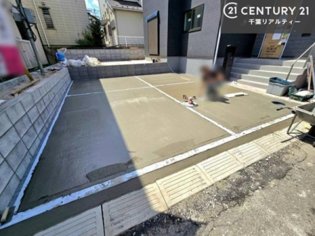 ���ԏ� ���ԃX�y�[�X��2�䕪����܂��I�Z�J���h�J�[�͂������A�o�C�N�⎩�]�ԂȂǂ��u���ꏊ�ɍ���܂���B