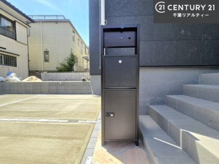 ���̑����n �O�ǂɐݒu���ꂽ�|�X�g�́A�O�σf�U�C���Ɣ��������a���Ȃ���A�g������ɂ��z�����ꂽ�֗��Ȑݔ��ł��B