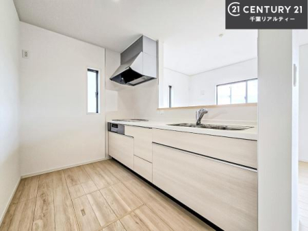 �L�b�`�� ��l�C�̑Ζʎ��V�X�e���L�b�`�����̗p���Ă��܂��I���Ƒ��̃R�~���j�P�[�V���������R�Ƒ�����݌v�ł��B
���q�l�ɂ��ڂ��͂��̂Ŋ������ł��ˁI�L�X�g���ĉ��K�ō�Ƃ��i�݂܂��B