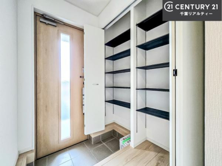 ���� �V���[�Y�{�b�N�X�t���B���ւ��Еt�����|�������₷���ł��I
�X�b�L���������ւŌ˂��J�����u�ԁA�������̂���S�n������Ԃ��o�}���Ă���܂��B