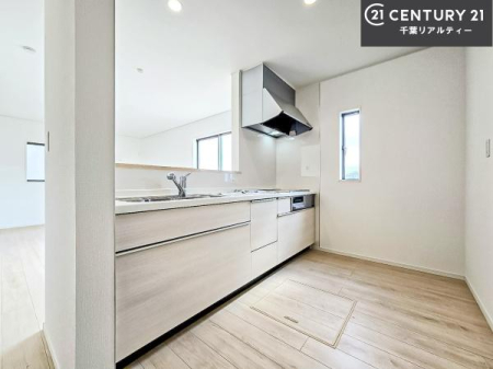 �L�b�`�� ��l�C�̑Ζʎ��V�X�e���L�b�`�����̗p���Ă��܂��I���Ƒ��̃R�~���j�P�[�V���������R�Ƒ�����݌v�ł��B
���q�l�ɂ��ڂ��͂��̂Ŋ������ł��ˁI�L�X�g���ĉ��K�ō�Ƃ��i�݂܂��B