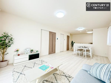 ���r���O ��؂ȉƑ����W�܂邩�炱��LDK�ɂ͂�����肽���B
�q�����������C�ɏ΂��Ȃ��瑖�����Ă���p�����������u�L���Ƃɂ��ėǂ������v�Ǝv���u�Ԃł��B