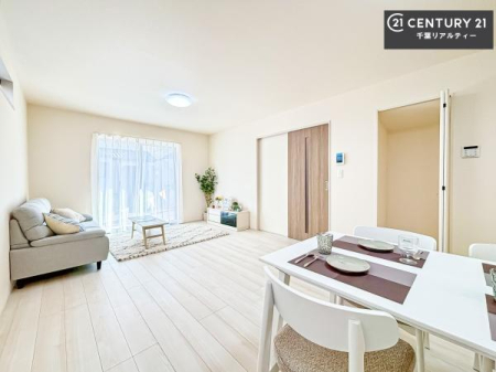 ���r���O �傫�ȑ����炽���Ղ�̗z���������閾�邢���r���O�B�J�����̂��郊�r���O�ŉƑ��c���̂��났�̎��Ԃ��߂����܂��B