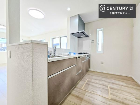 �L�b�`�� ��Ƃ肠�钲���X�y�[�X�ō�Ƃ����₷�����K�ȃL�b�`���ł��I
���q�l�ƈꏏ�ɂ��َq������y���߂�L�X�X�y�[�X�ł��B�y�����������ԂɂȂ肻���ł��ˁI