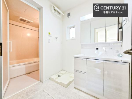 ���ʑ�E���ʏ� �O�ʋ��d�l�̐��ʏ��́A�g�����Ȃ݂����₷������I���͎��[�ɂȂ��Ă��܂��B�h���C���[�₨���ϓ����Еt������̂Ő��ʑ������X�b�L���ƌ����邱�Ƃ��o���܂��I