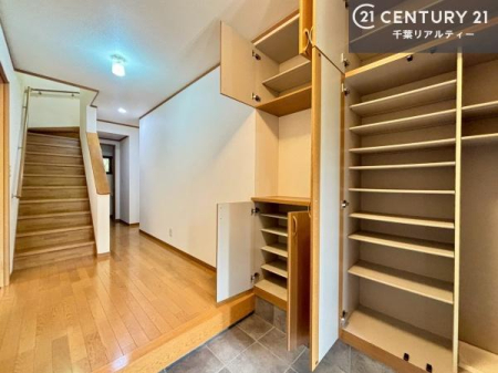 ���� �V���[�Y�{�b�N�X�t���B���ւ��Еt�����|�������₷���ł��I
�X�b�L���������ւŌ˂��J�����u�ԁA�������̂���S�n������Ԃ��o�}���Ă���܂��B