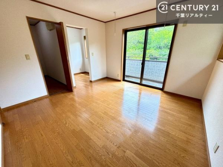 �m�� �o���R�j�[�ɖʂ����m���́A�����Ղ�̗z���ƊJ�����Ɍb�܂�A�S�n�悭�߂�������K�ȋ�Ԃł��B