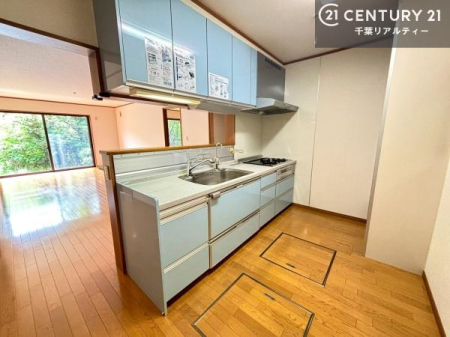 �L�b�`�� ��Ƃ肠�钲���X�y�[�X�ō�Ƃ����₷�����K�ȃL�b�`���ł��I
���q�l�ƈꏏ�ɂ��َq������y���߂�L�X�X�y�[�X�ł��B�y�����������ԂɂȂ肻���ł��ˁI