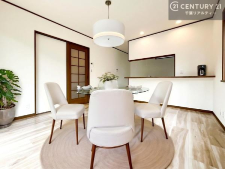 ���r���O �Ƌ��CG�p�[�X�ł��B�J�����̂���L�XLDK�I�\�t�@�[��_�C�j���O�e�[�u����u���Ă������ɂȂ�Ȃ��̂ŉ��K�ɉ߂����܂��I�R�~���j�P�[�V���������₷�����r���O�ł��I