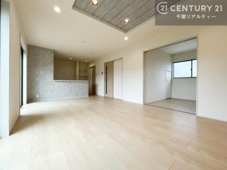 ���r���O ��؂ȉƑ����W�܂邩�炱��LDK�ɂ͂�����肽���B
�q�����������C�ɏ΂��Ȃ��瑖�����Ă���p�����������u�L���Ƃɂ��ėǂ������v�Ǝv���u�Ԃł��B