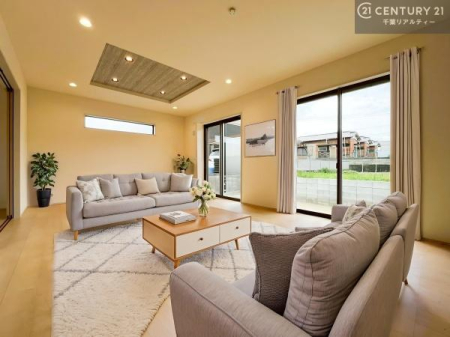 ���r���O �Ƌ��CG�p�[�X�ł��B�J�����̂���L�XLDK�I�\�t�@�[��_�C�j���O�e�[�u����u���Ă������ɂȂ�Ȃ��̂ŉ��K�ɉ߂����܂��I�R�~���j�P�[�V���������₷�����r���O�ł��I