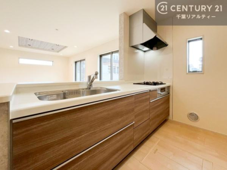 �L�b�`�� ��l�C�̑Ζʎ��V�X�e���L�b�`�����̗p���Ă��܂��I���Ƒ��̃R�~���j�P�[�V���������R�Ƒ�����݌v�ł��B
���q�l�ɂ��ڂ��͂��̂Ŋ������ł��ˁB���[�͂�����܂��I