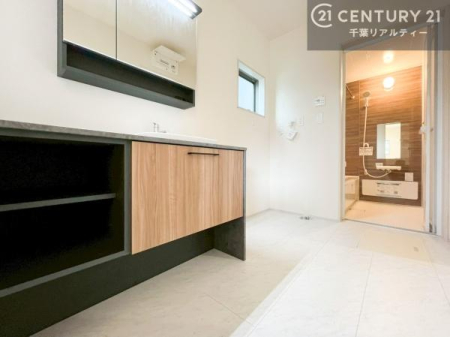 ���ʑ�E���ʏ� �܂�Ńz�e���̃p�E�_�[���[���̂悤�Ȑ��ʃX�y�[�X�B
�L���J�E���^�[�̓��C�N��w�A�Z�b�g�ɂ��g���₷���A���̏������X���[�Y�ł��B