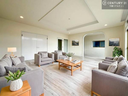 ���r���O �Ƌ��CG�p�[�X�ł��B�J�����̂���L�XLDK�I�\�t�@�[��_�C�j���O�e�[�u����u���Ă������ɂȂ�Ȃ��̂ŉ��K�ɉ߂����܂��I�R�~���j�P�[�V���������₷�����r���O�ł��I