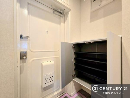 ���� ���ւ̃V���[�Y�{�b�N�X�́A���[�͗ǍD�ŌC���������萮���ł��邾���łȂ��A�㕔������I�Ƃ��Ċ��p�\�B���C�ɓ���̏�����O���[����u���΁A���q���}���邨�����ȋ�ԂɎd�オ��܂��I