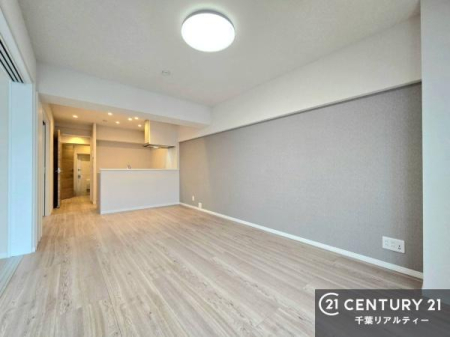 ���r���O �A�N�Z���g�N���X���̗p�������r���O�́A��Ԃɂ��肰�Ȃ����Ə㎿�������o�B�������S�̂̕��͋C���������߁A�������ŗ�����������Ԃ��L����܂��B