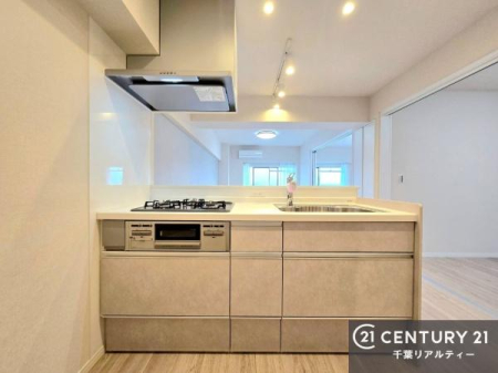 �L�b�`�� ���[�͂̍����V�X�e���L�b�`���ŁA��������H�����������Еt���A�L�X�Ƃ�����Ԃŉ��K�ɗ������y���߂܂��B