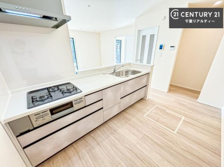 �L�b�`�� ��l�C�̑Ζʎ��V�X�e���L�b�`�����̗p���Ă��܂��I���Ƒ��̃R�~���j�P�[�V���������R�Ƒ�����݌v�ł��B
���q�l�ɂ��ڂ��͂��̂Ŋ������ł��ˁI�L�X�g���ĉ��K�ō�Ƃ��i�݂܂��B