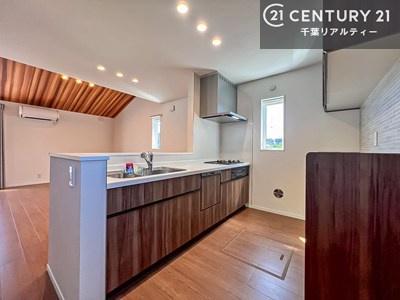 �L�b�`�� �J�b�v�{�[�h�t���̃L�b�`���ł��B
�L�b�`���͉����ƃK�`���K�`���������ł��B�d�q�����W�␆�ъ���u���܂����A��������̐H��͒I�Ɏ��[���\�ł��B