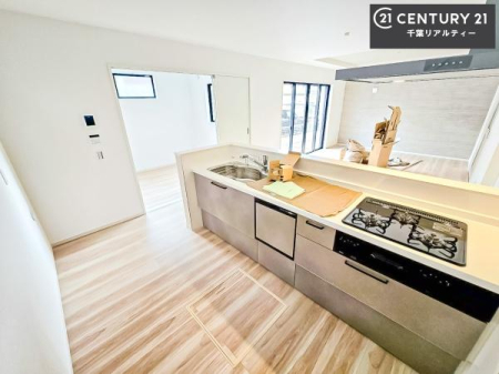 �L�b�`�� ��l�C�̑Ζʎ��V�X�e���L�b�`�����̗p���Ă��܂��I���Ƒ��̃R�~���j�P�[�V���������R�Ƒ�����݌v�ł��B
���q�l�ɂ��ڂ��͂��̂Ŋ������ł��ˁB���[�͂�����܂��I