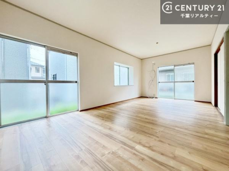 ���r���O ��؂ȉƑ����W�܂邩�炱��LDK�ɂ͂�����肽���B
�q�����������C�ɏ΂��Ȃ��瑖�����Ă���p�����������u�L���Ƃɂ��ėǂ������v�Ǝv���u�Ԃł��B