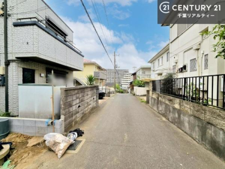 �O�ʓ��H�܂ތ��n�ʐ^ �쑤���H�ɖʂ������邢���n�B
�z������Ɍb�܂�A�J�������ӂ��Z�����L����܂��B