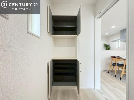 ���� ���ւ̃V���[�Y�{�b�N�X�́A���[�͗ǍD�ŌC���������萮���ł��邾���łȂ��A�㕔������I�Ƃ��Ċ��p�\�B���C�ɓ���̏�����O���[����u���΁A���q���}���邨�����ȋ�ԂɎd�オ��܂��I