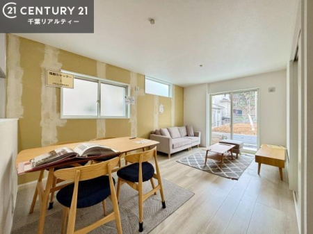 ���r���O �A�N�Z���g�N���X���{���A�f�U�C�����̍������r���O�B
��ԂɃ����n�������܂�A���������̂��镵�͋C�����o���܂��B