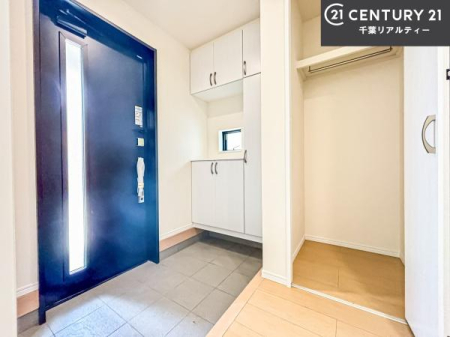 ���� �V���[�Y�{�b�N�X�t���B���ւ��Еt�����|�������₷���ł��I
�X�b�L���������ւŌ˂��J�����u�ԁA�������̂���S�n������Ԃ��o�}���Ă���܂��B