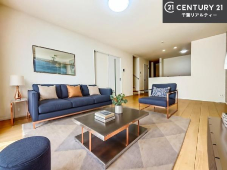 ���r���O �Ƌ��CG�p�[�X�ł��B��؂ȉƑ����W�܂邩�炱��LDK�ɂ͂�����肽���B
�q�����������C�ɏ΂��Ȃ��瑖�����Ă���p�����������u�L���Ƃɂ��ėǂ������v�Ǝv���u�Ԃł��B