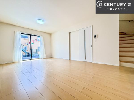 ���r���O ��؂ȉƑ����W�܂邩�炱��LDK�ɂ͂�����肽���B
�q�����������C�ɏ΂��Ȃ��瑖�����Ă���p�����������u�L���Ƃɂ��ėǂ������v�Ǝv���u�Ԃł��B