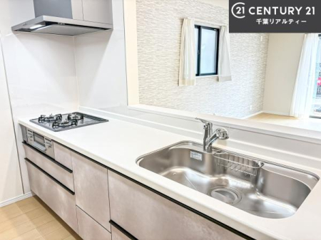 �L�b�`�� ��l�C�̑Ζʎ��V�X�e���L�b�`�����̗p���Ă��܂��I���Ƒ��̃R�~���j�P�[�V���������R�Ƒ�����݌v�ł��B
���q�l�ɂ��ڂ��͂��̂Ŋ������ł��ˁI�L�X�g���ĉ��K�ō�Ƃ��i�݂܂��B