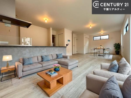 ���r���O �Ƌ��CG�p�[�X�ł��B�傫�ȑ����炽���Ղ�̗z���������閾�邢���r���O�B�J�����̂��郊�r���O�ŉƑ��c���̂��났�̎��Ԃ��߂����܂��I